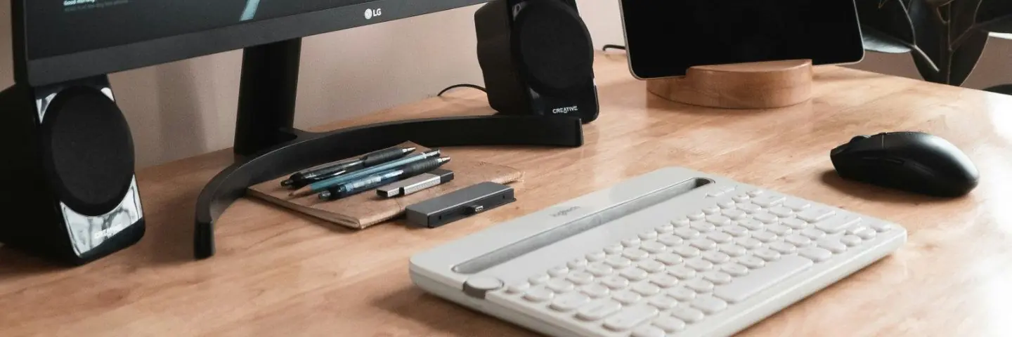 Aufgeräumter Schreibtisch mit Bildschirm, Tastatur und Maus — Arbeitsplatz für die Zusammenarbeit aus der Ferne