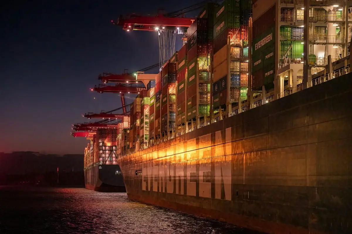 Containerschiff im Hafen bei Dämmerung