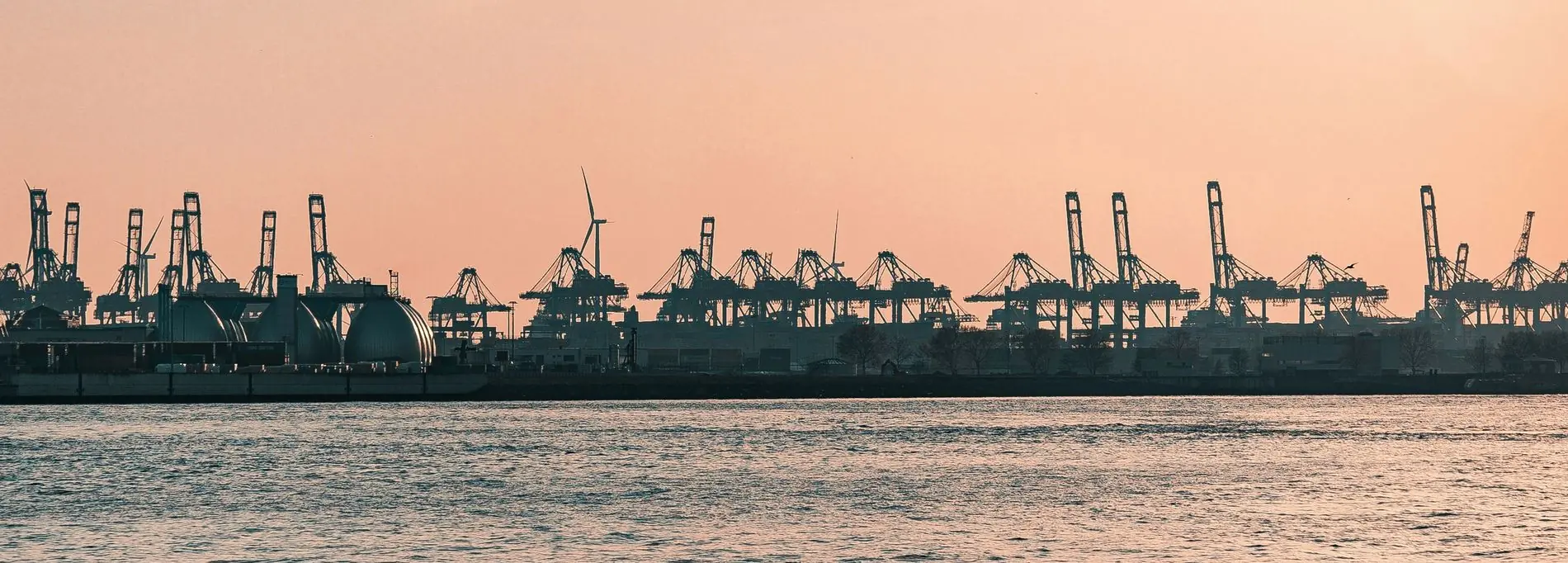 Containerbrücken eines Containerterminals im Abendlicht