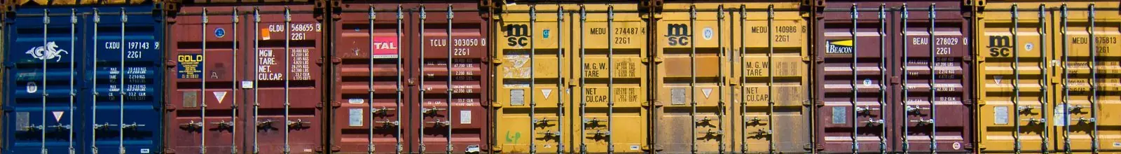 Eine Reihe bunter Frachtcontainer – Einkauf & Export weltweit
